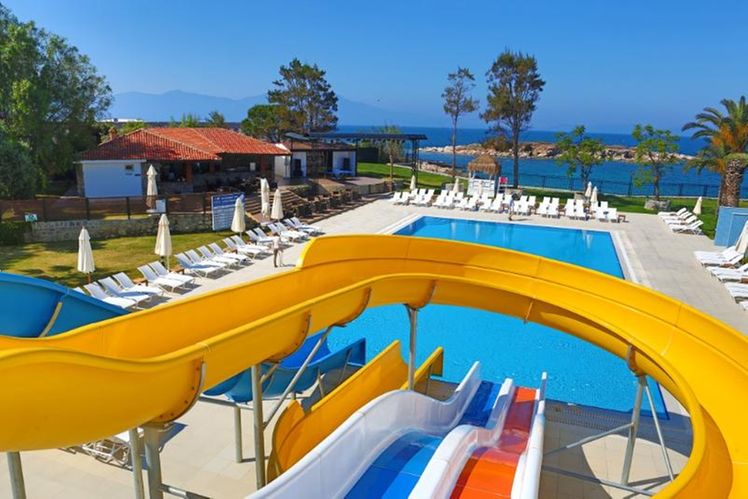 Le Bleu Hotel & Resort | Low Deposit Available